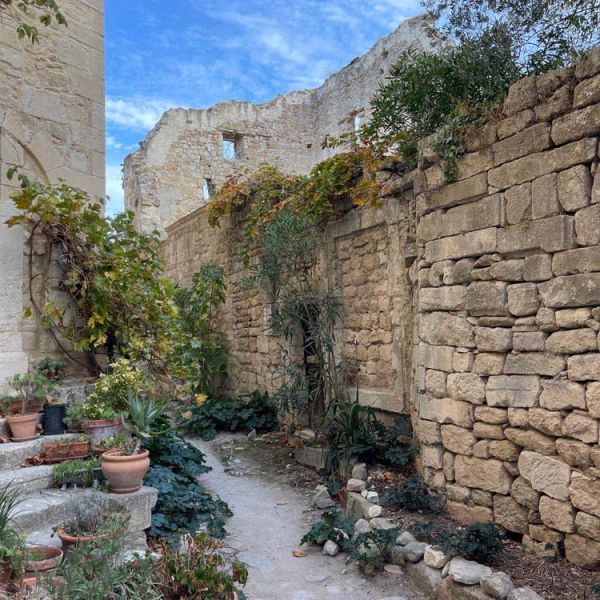 Oppede le Vieux cobblestone walkway