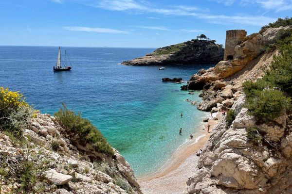 Calanque, France seaside hiking tour to beach with turquoise water