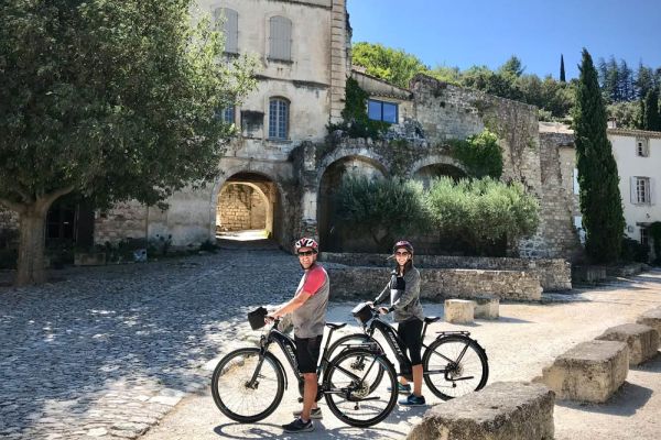 couple on active tour of Provence with ebikes