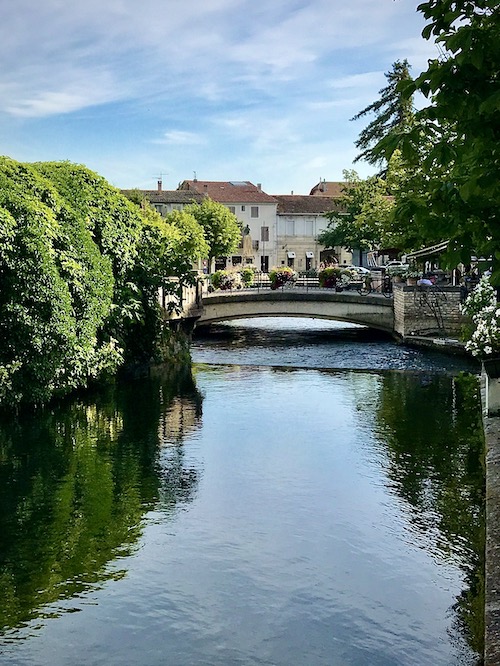 Canaled-line streets in L'Isle sur la Sorgue