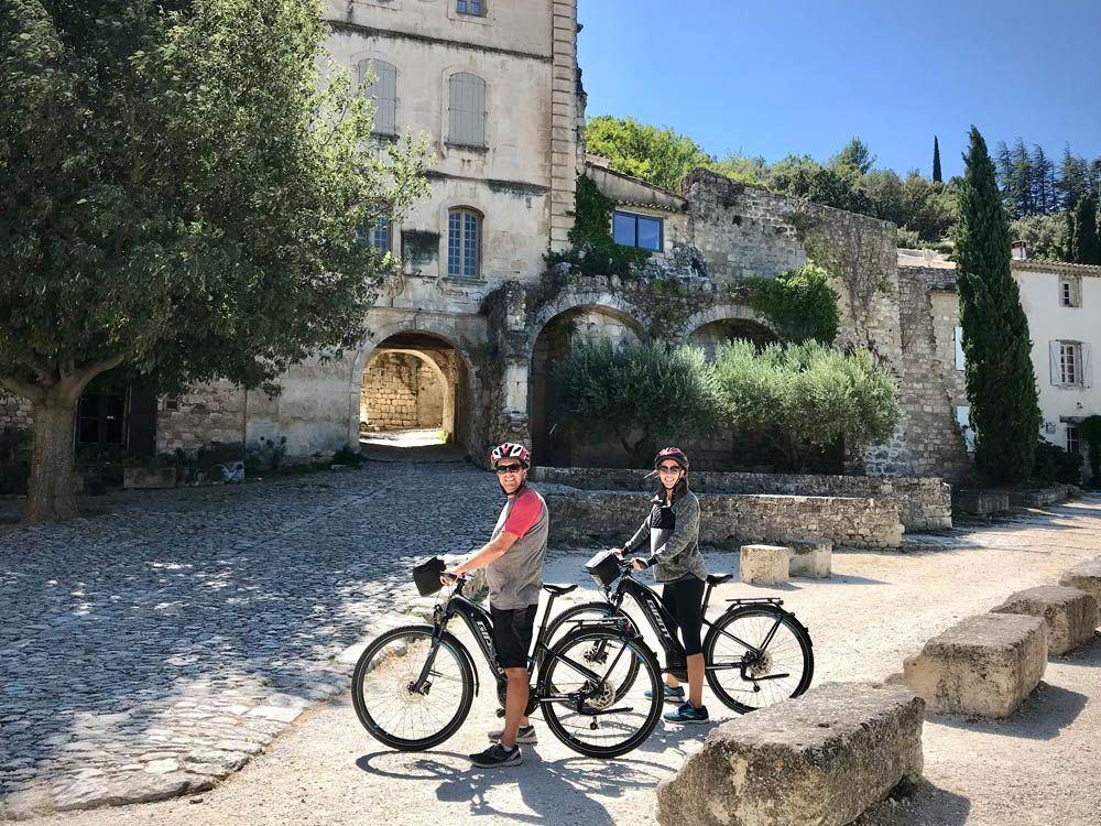 couple on active tour of Provence with ebikes