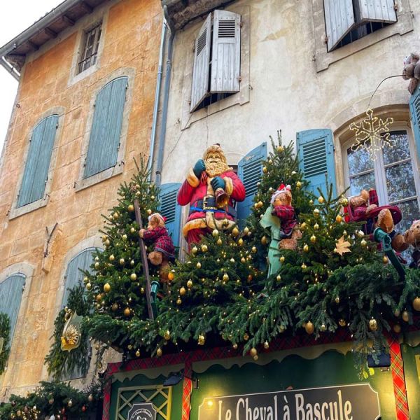 Christmas decor at Le Cheval a Bascule